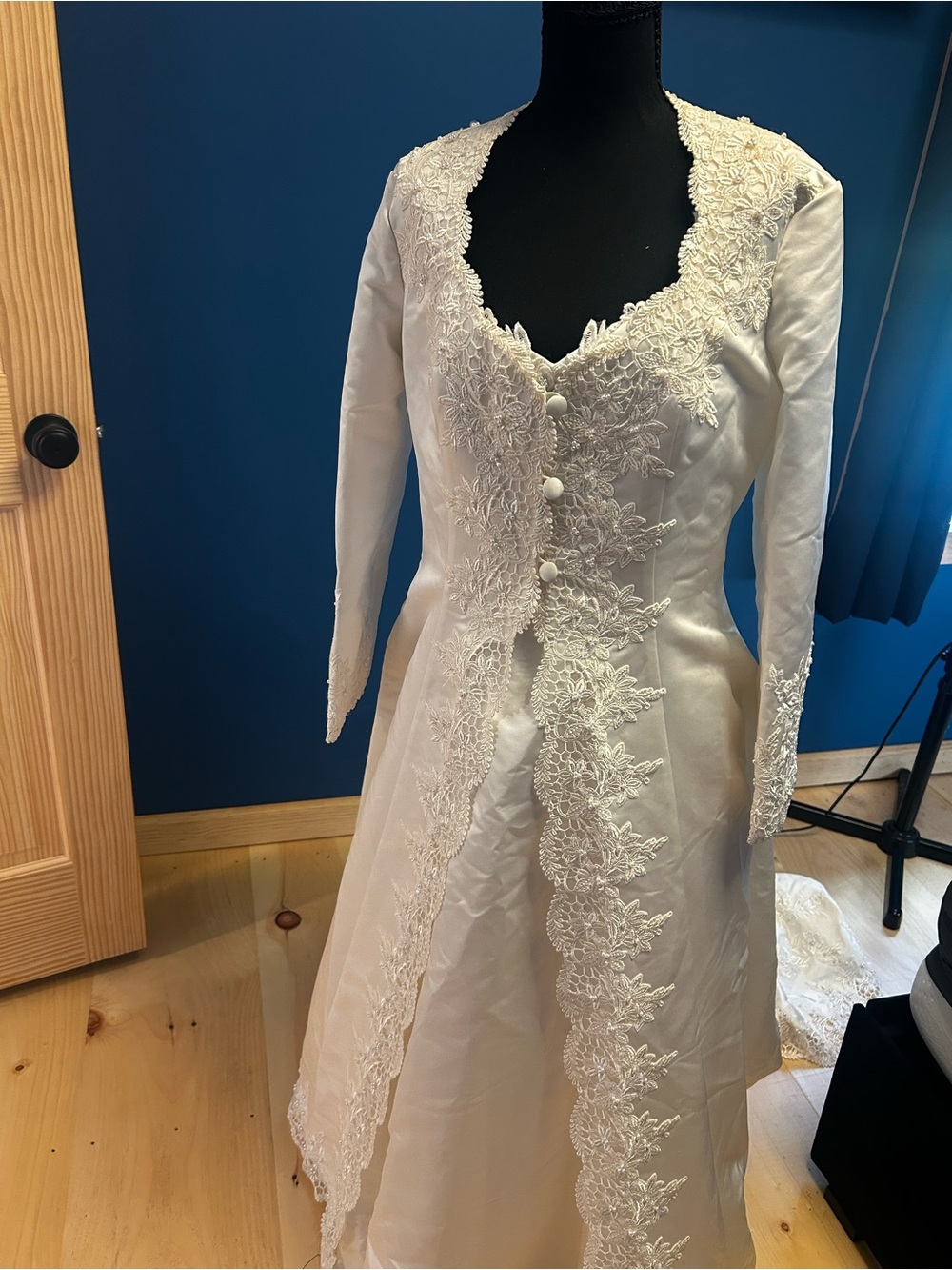 Ravissanr Lace-Trim Long Sleeve Bridal Dress, removal jacket with train